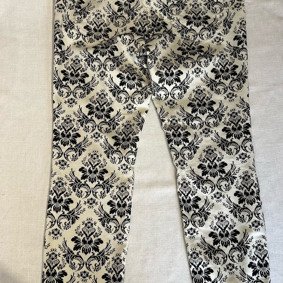 Elegant Black and Cream Patterned Pants - Picture 3 of 3
